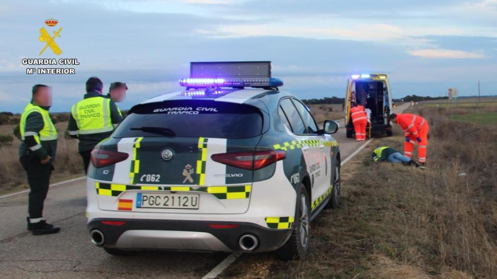 La Guardia Civil y los servicios sanitarios atienden a la mujer abandonada en el arcén de una carretera de Palencia