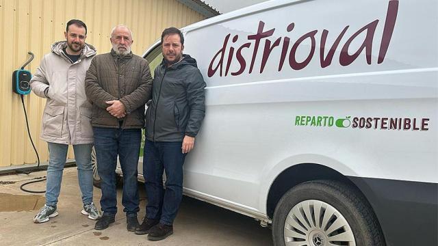 De izquierda a derecha. Jorge de la Iglesia (hijo), Javier de la Iglesia (padre), Fran de la Iglesia (hijo), parte del equipo de Distrioval en Medina de Rioseco