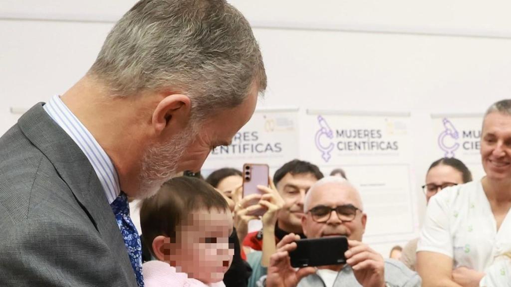 Felipe VI y Letizia durante su visita al Hospital parapléjico de Toledo.