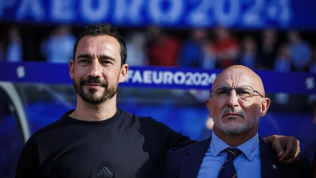 Pablo Amo, junto a Luis de la Fuente, durante un partido de la Eurocopa 2024