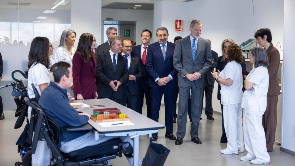 Un momento de la visita de los reyes de España al Hospital Nacional de Paraplejes de Toledo.