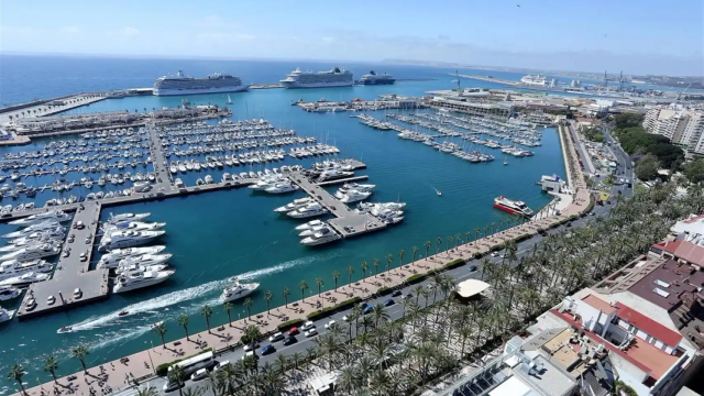 Dos cruceros atracados en el Puerto de Alicante, en una imagen de archivo.