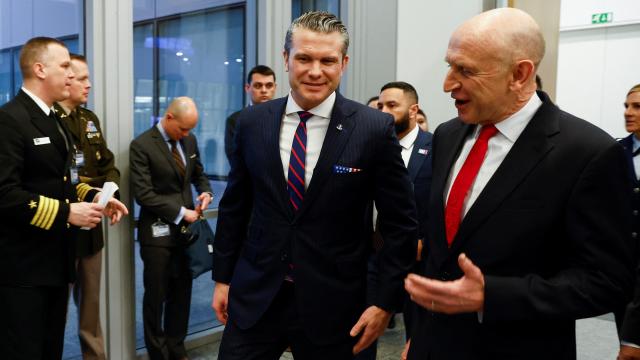 El secretario de Defensa de Estados Unidos, Pete Hegseth , se reúne con el secretario de Defensa británico, John Healey, antes de la reunión de ministros de Defensa de la OTAN en la sede de la alianza en Bruselas.