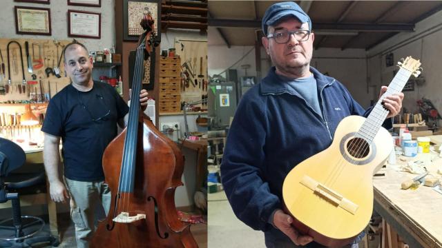 Los lutieres Llorenç Fenellosa (i) y Juan Antonio Romero (d), en sus talleres.