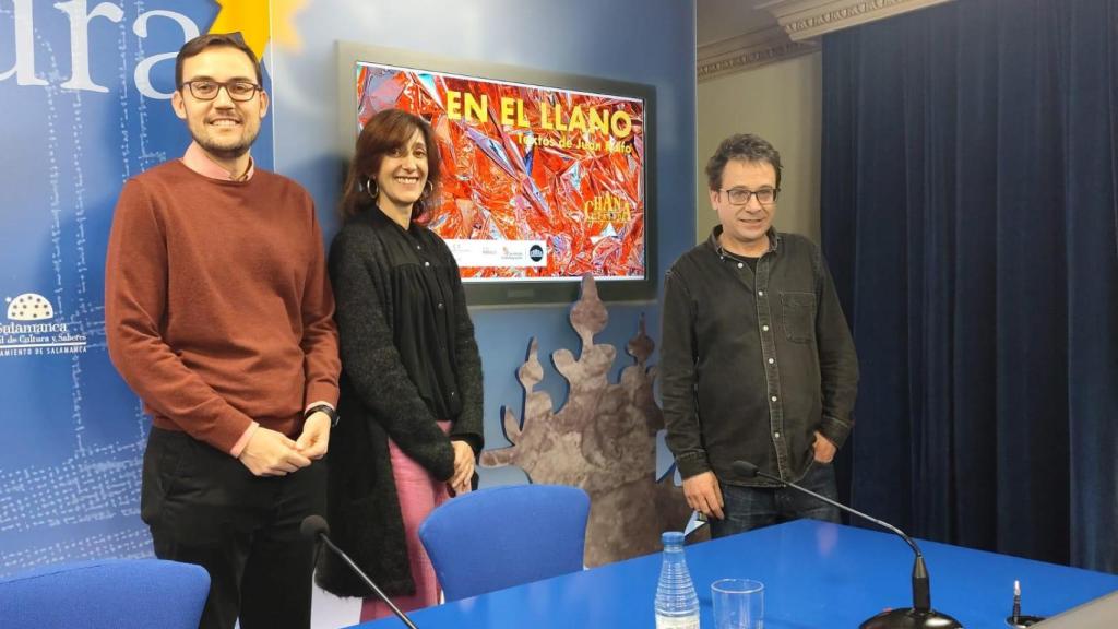 El concejal de Cultura, Ángel Fernández Silva, presenta 'En el llano', de La Chana Teatro, representada por la directora, Ana Luz de Andrés, e interpretada por Jaime Santos.