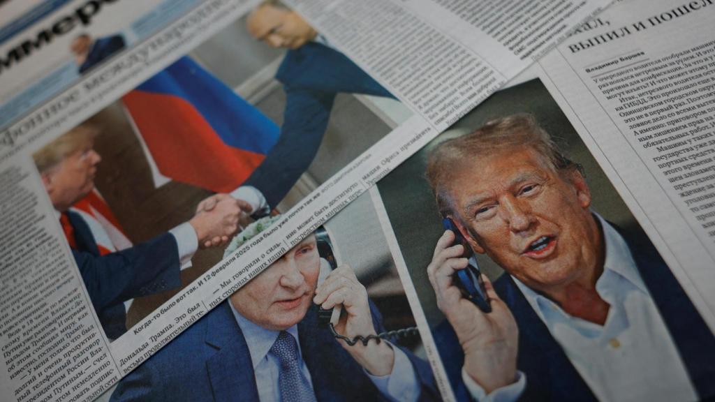 Periódicos diarios con portadas dedicadas a la reciente llamada telefónica del presidente ruso Vladimir Putin y el presidente estadounidense Donald Trump se exhiben en un quiosco en una calle de Moscú, Rusia, el 13 de febrero de 2025.