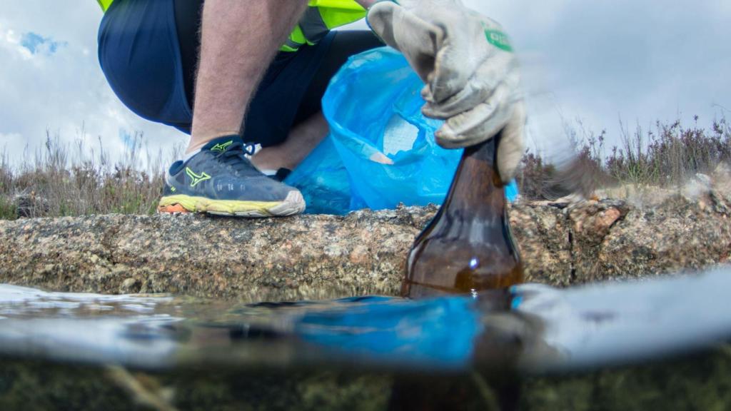 Una de las acciones de recogidas de residuos, como botellas en las costas mediterráneas.