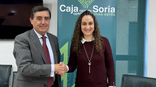 El presidente de Caja Rural de Soria, Carlos Martínez Izquierdo, y la alcaldesa de la localidad, Carolina Romero Plazas.