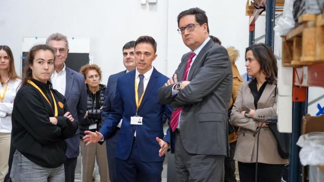 Óscar López durante su visita a las instalaciones de Sensia.