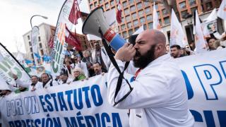 Decenas de personas durante una concentración de los sindicatos médicos frente al Ministerio de Sanidad, a 13 de febrero de 2025, en Madrid (España).