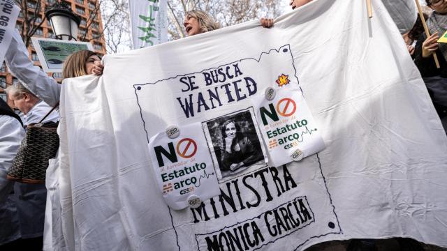 Varias personas sujetan un cartel durante una concentración de los sindicatos médicos frente al Ministerio de Sanidad.