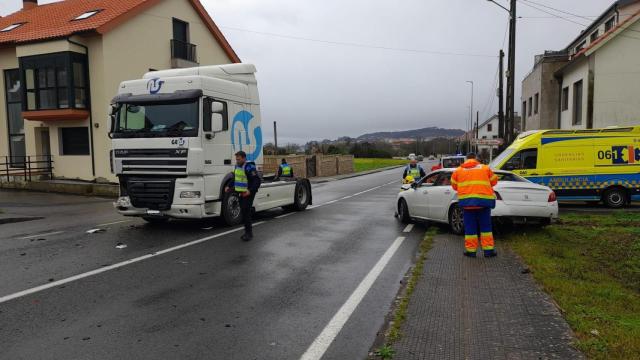 Herido leve el conductor que chocó contra la cabeza tractora de un camión en Ribeira (A Coruña)