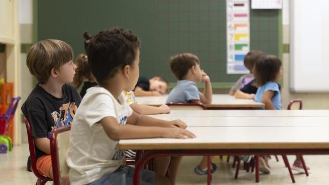 Varios menores al inicio de curso en el aula. EP / Jorge Gil