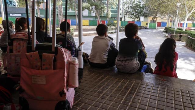 Niños a las puertas de un centro escolar. Europa Press / Rober Solsona