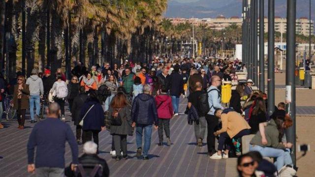 Gente caminando por el paseo marítimo de Valencia. Eduardo Manzana /Europa Press