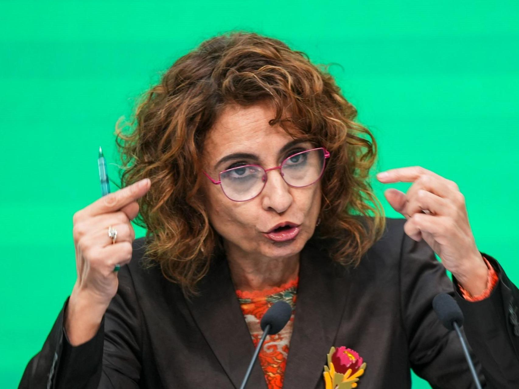 María Jesús Montero se aferra a los 2.000M de recaudación del SMI argumentando que 1.184€ ya son un "sueldo digno"