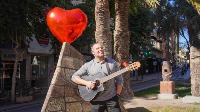 Marvin Labara presume de corazón en la Rambla de Alicante.