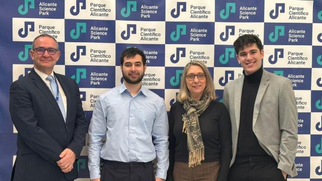 Esteban Pelayo, gerente del PCA, y María Jesús Pastor, vicerrectora de la UA, con los CEO de Beply: Tono Mollá y Saúl García.