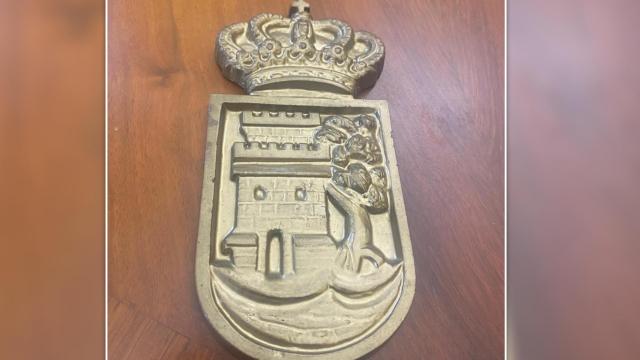 El escudo del Concello de Vigo que estaba en una papelera de Palencia