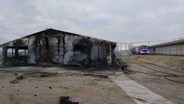 Una nave avícola arde en Cevico de la Torre