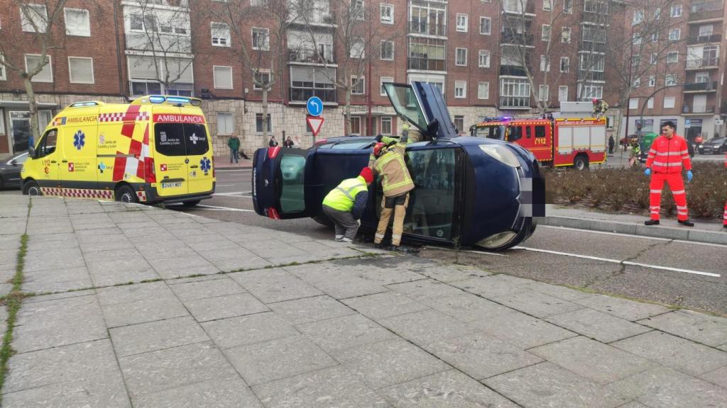 Imagen del coche volcado en el Paseo de Zorrilla de Valladolid