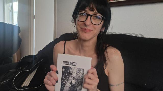 Amanda San Segundo con su libro 'Autolítica'