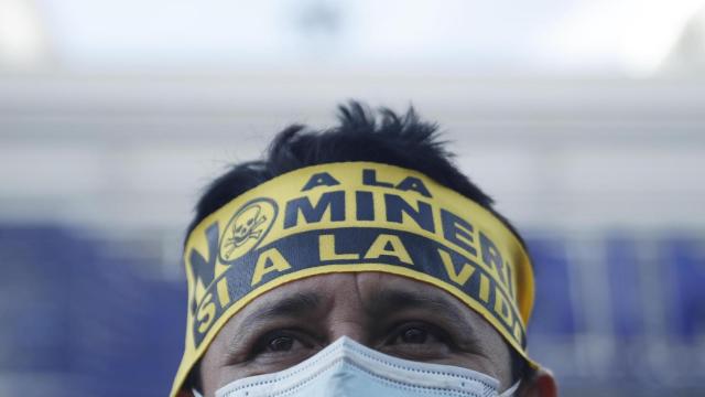 Manifestante en El Salvador en contra de las concesiones del gobierno a la minería.