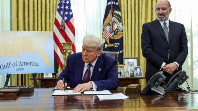 Donald Trump, presidente de EEUU, firma la orden ejecutiva sobre los aranceles recíprocos junto a Howard Lutnick, secretario de Estado de Comercio.