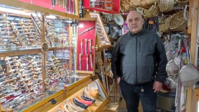 Javier Vecino, entre cuchillos y artículo artesanales en su ferretería de la zona de San Agustín.