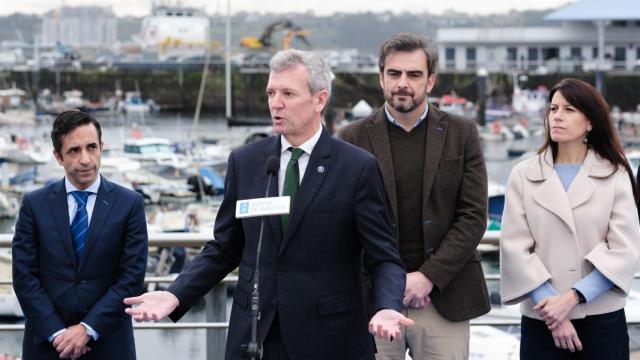 Acto de inauguración de Abril Ferrol ao mar con el presidente de la Xunta, Alfonso Rueda, los conselleiros Diego Calvo y María Martínez, y el alcalde José Manuel Rey Varela.