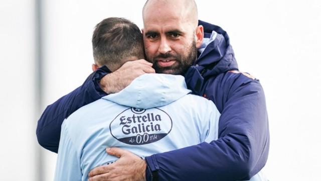 Giráldez abraza a Aspas durante un entrenamiento.