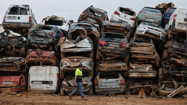 Coches afectados por la dana. EFE/ Biel Aliño