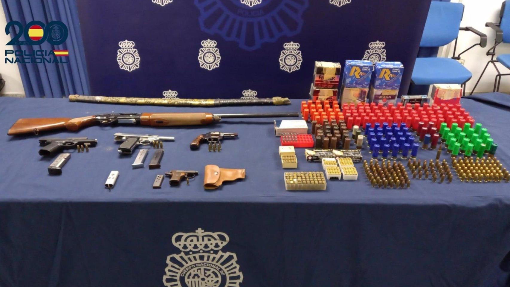 Intervienen seis armas de fuego y 1.600 plantas de marihuana en un barrio de Sevilla