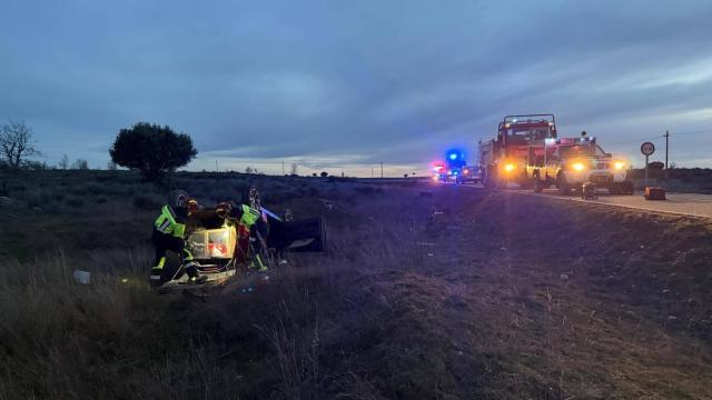 Bomberos trabajando en el vuelco del coche en una carretera de Zamora