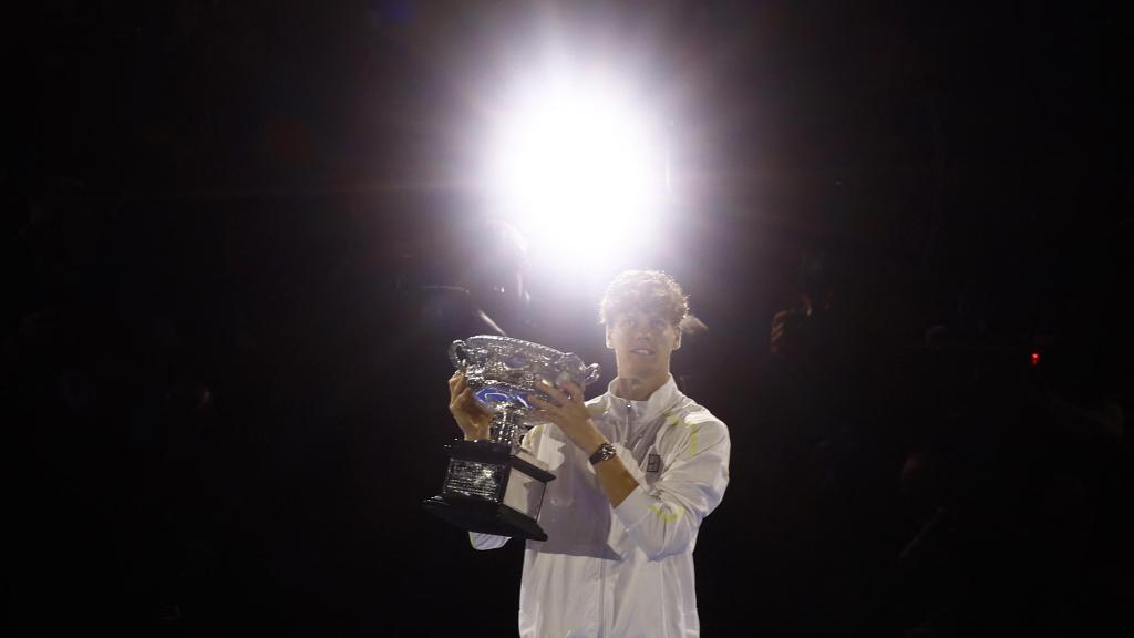 Jannik Sinner, con el Australian Open Trophy 2025