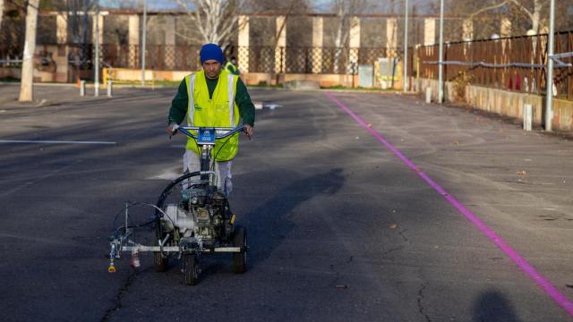 Un trabajador acondicionando el aparcamiento de Safont en Toledo.