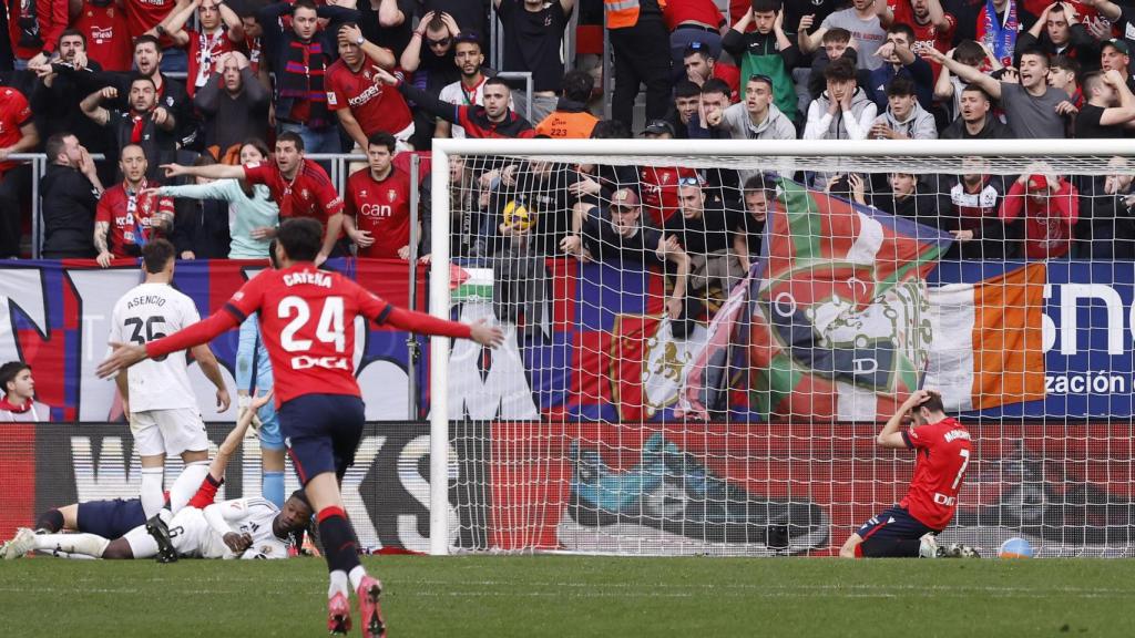 Acción del penalti de Camavinga sobre Budimir.