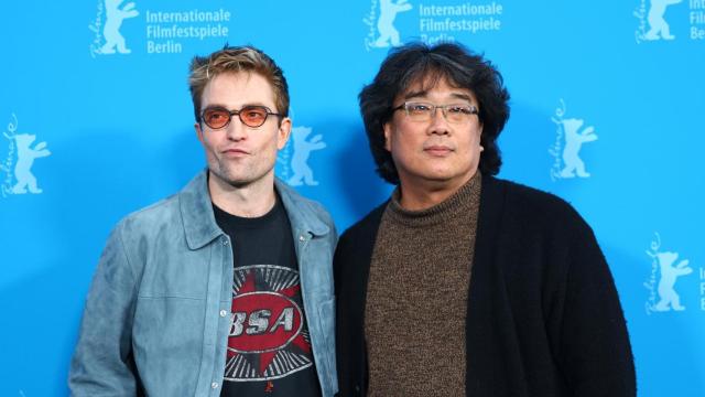 Robert Pattinson y Bong Joon-ho en la Berlinale. Foto: Hannibal Hanschke / EFE