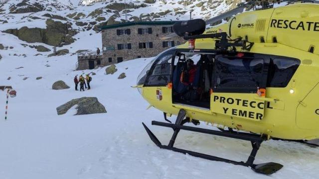 Evacúan en helicóptero a un montañero herido tras sufrir un corte con los hierros de sus botas en la Laguna Grande de Gredos