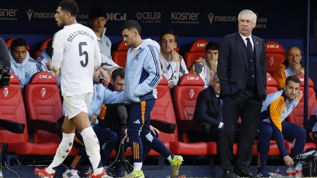 Ancelotti presencia cómo Bellingham abandona el terreno de juego tras su expulsión.