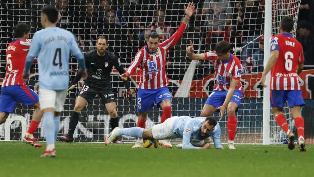 Borja Iglesias reclama penalti en una acción con Le Normand.