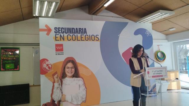 Ayuso durante la visita en un instituto de Madrid.