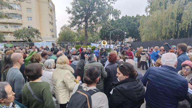 Vecinos del Parque del Oeste en la última concentración contra el Festival de las Linternas de Málaga.