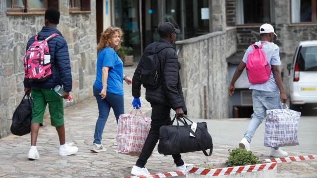 Varios migrantes a su llegada al hotel, a 9 de septiembre de 2024, en Ribeira de Piquín, Lugo