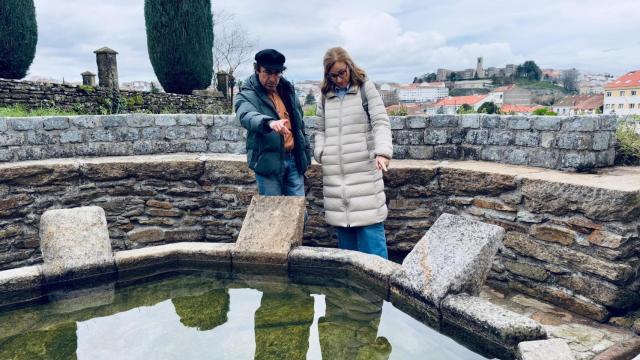 El concelleiro de Vías e Obras, Xesús Domínguez, visita uno de los lavaderos restaurados en Santiago.