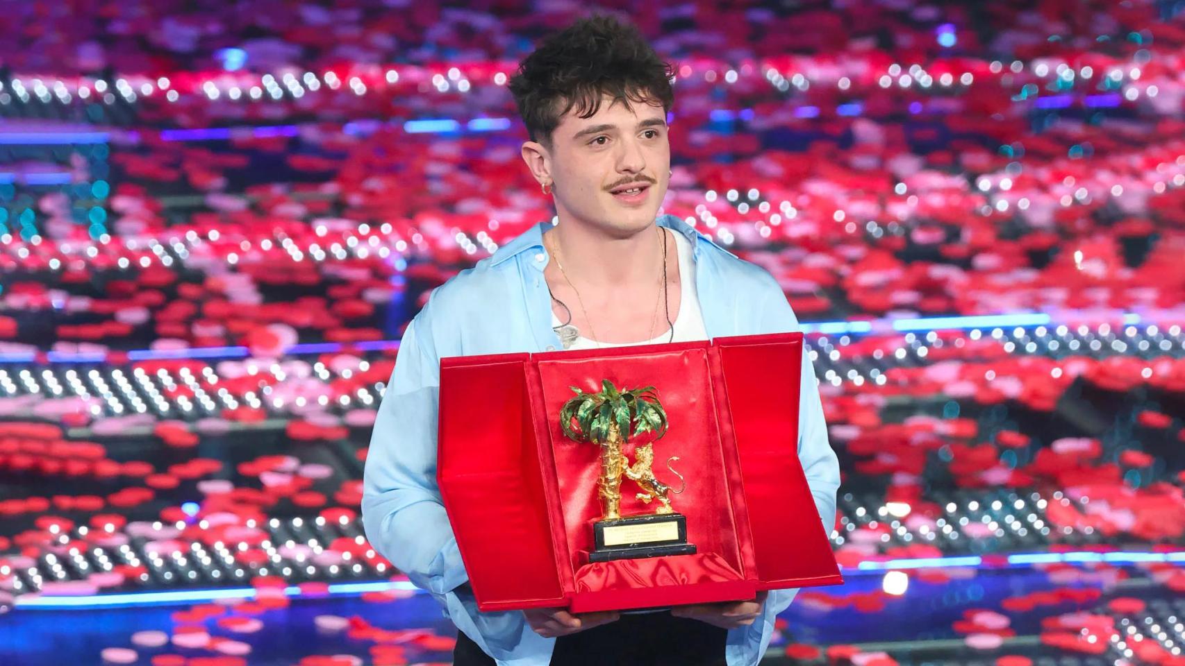 Olly con el León de Oro tras ganar el Festival de San Remo 2025.