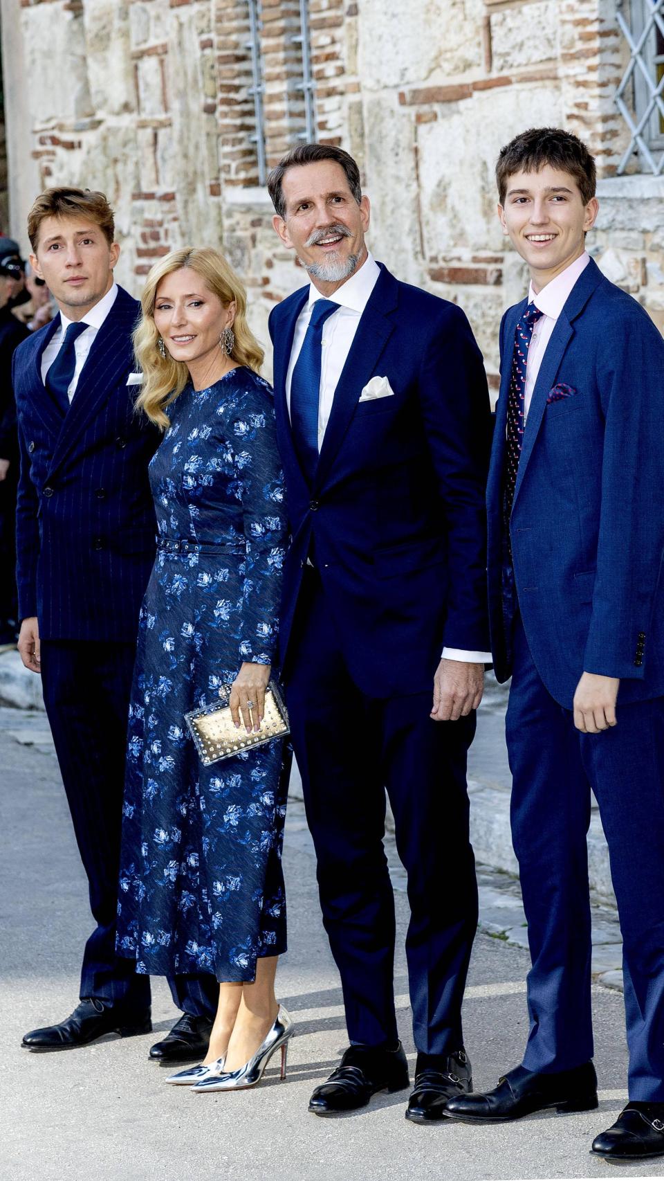 Pablo de Grecia y su esposa, Marie-Chantal, con dos de sus cinco hijos, en la boda de Nicolás de Grecia.