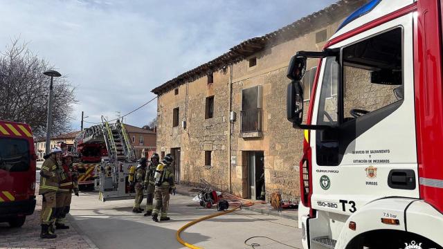 Los bomberos del Ayuntamiento de Burgos trabajando en el incendio en Cogollos