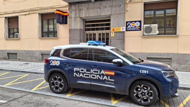 Un coche de la Policía Nacional en una comisaría de Valladolid