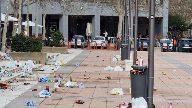 Lamentables imágenes en un barrio de Valladolid tras el paso de aficionados del Sevilla: botellas de cristal y basura